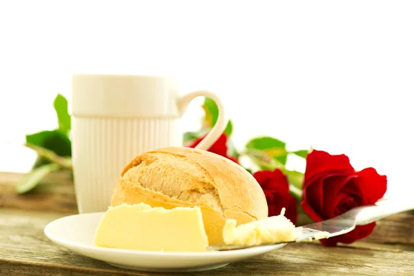 Petit déjeuner romantique aux roses rouges — Photo