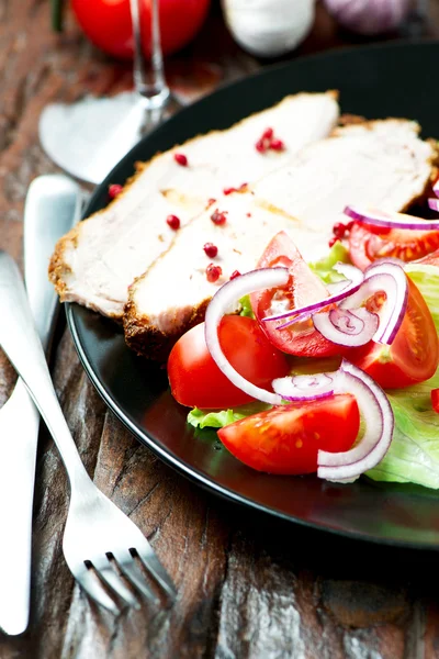 Placa con ensalada en la mesa — Foto de Stock