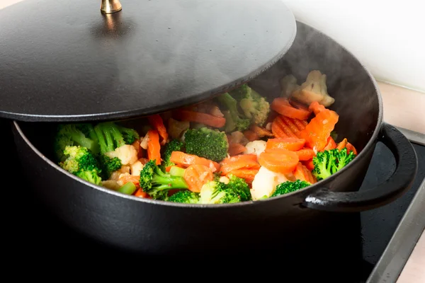 フライパンで野菜を揚げる — ストック写真