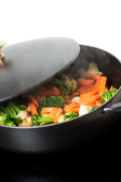 垂直方向のフライパンで揚げる野菜 — ストック写真