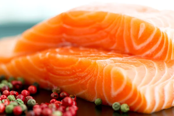Salmon mentah siap dimasak — Stok Foto