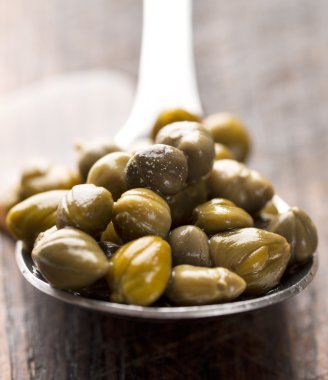 içinde kaşık turşu Kapari