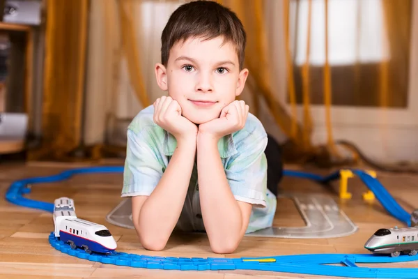 Niño jugando con juguete — Foto de Stock