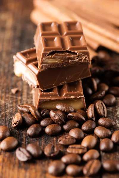 Granos de café con barras de chocolate —  Fotos de Stock