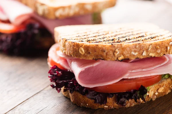 Sandwich met ham, salade en tomaat — Stockfoto