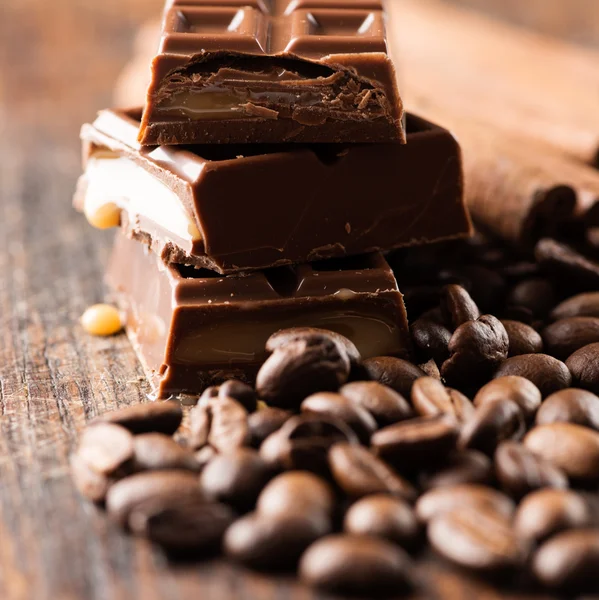 Granos de café con barras de chocolate —  Fotos de Stock