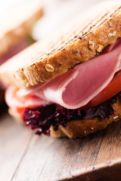 Sandwich met ham, salade, tomaat — Stockfoto