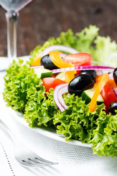 Греческий салат в тарелке — стоковое фото