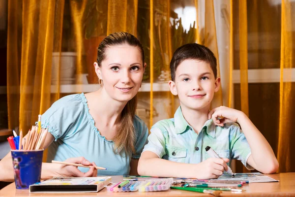 Madre y niño haciendo la tarea — Foto de Stock