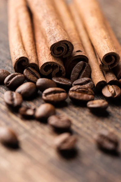 Coffee beans and cinnamon sticks — Stock Photo, Image