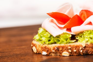 Jambonlu sandviç domates ile