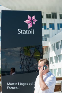 adam ön kısmında statoil ofis telefonundan arıyor