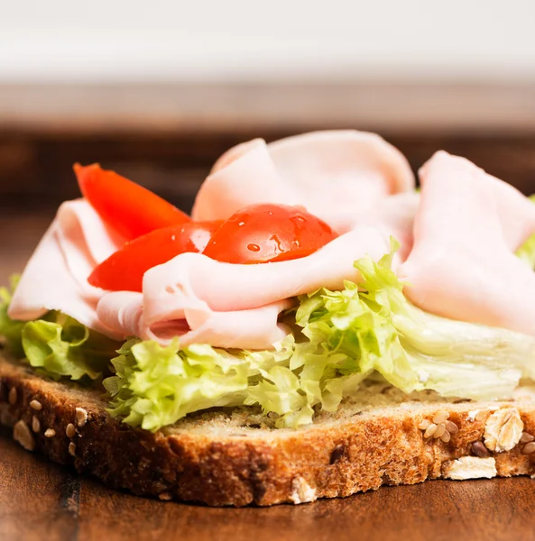 Skinksmörgås med tomat närbild — Stockfoto