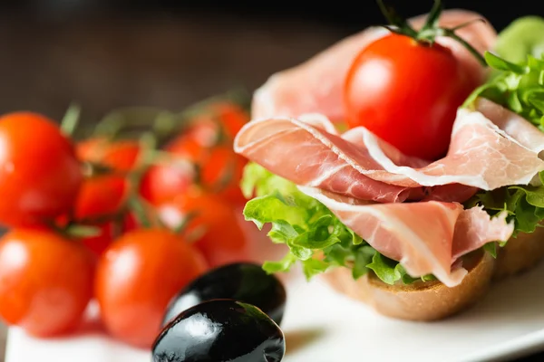 Schinken-Sandwich mit Tomaten und Oliven — Stockfoto