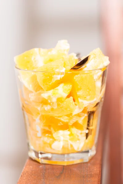 Orangensalat im Glas senkrecht — Stockfoto
