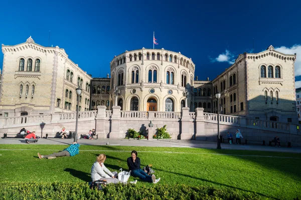 Mensen ontspannen aan voorzijde van storting — Stockfoto