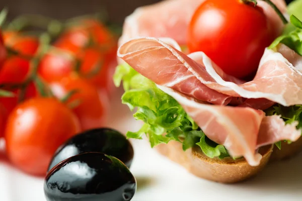 Šunkový sendvič s rajčaty a olivovým — Stock fotografie