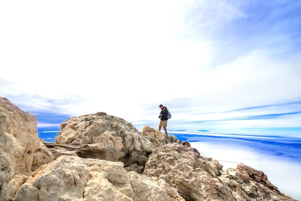 Man op de hoogste vulkaan teide — Stockfoto