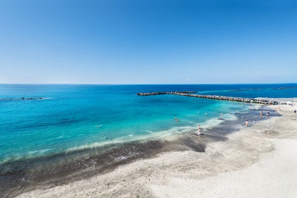 Bella acqua di mare di spiaggia tropicale al mattino — Foto Stock