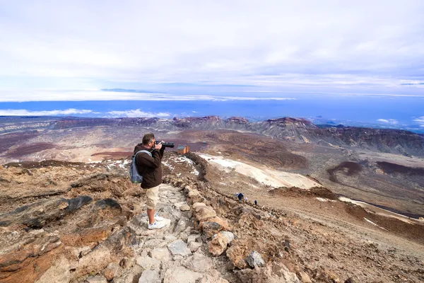 Uomo scattare foto vicino al vulcano Teide — Foto Stock