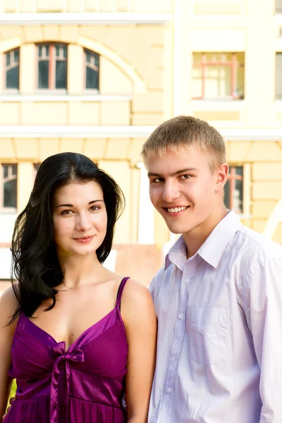 Giovane coppia sorridente sulla strada — Foto Stock