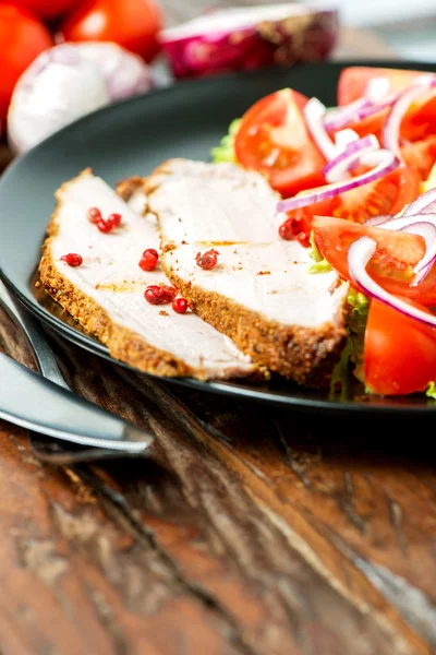 Ugnsbakad fläskfilé med sallad — Stockfoto