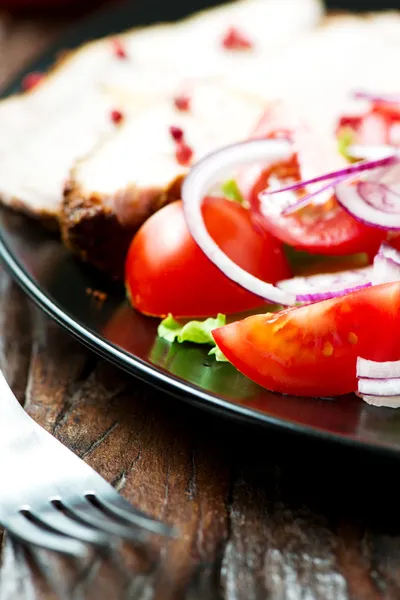 Ofen gebackenes Schweinefleisch mit Salat — Stockfoto