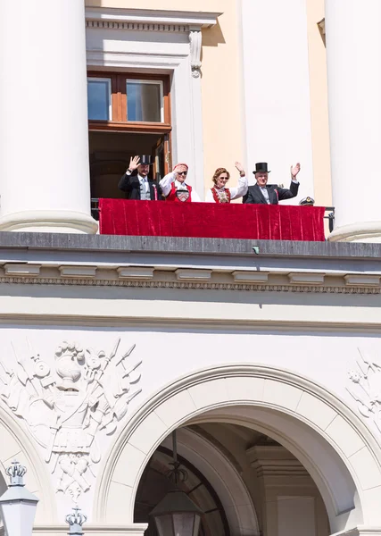 17 Mayıs oslo Norveç Kraliyet ailesi sallayarak — Stok fotoğraf