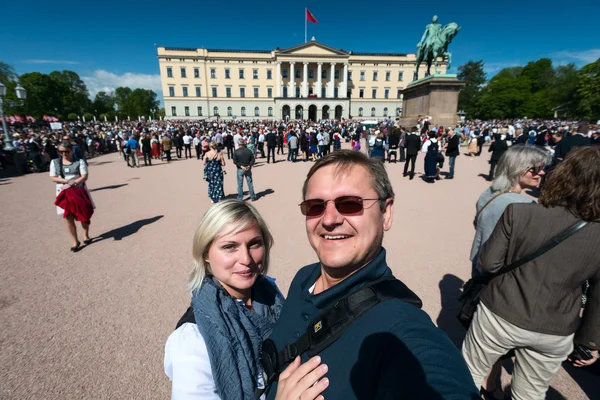 17 日奥斯陆挪威庆祝夫妇的幸福的人 — 图库照片