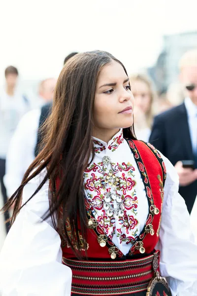17 Mayıs oslo Norveç kız elbise resmi geçit — Stok fotoğraf