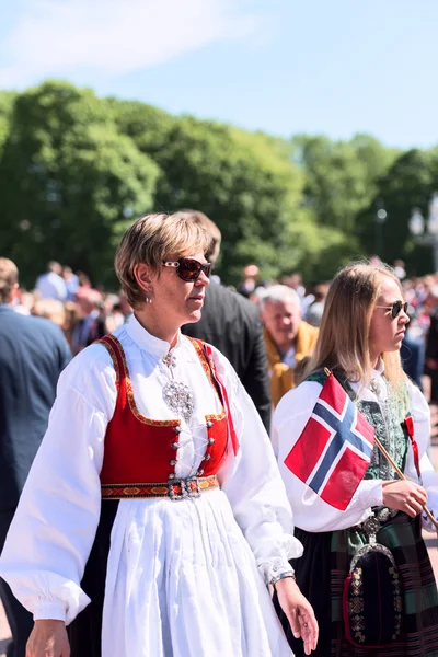 17 日奥斯陆挪威女人穿着 — 图库照片