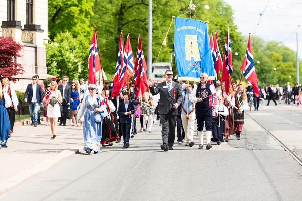 5 月 17 日パレードで行進しているノルウェーのオスロ — ストック写真