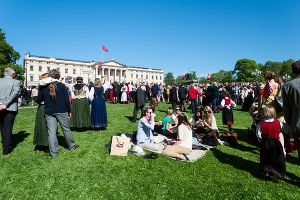 17 Mayıs oslo Norveç piknik rtoyal Sarayı önünde — Stok fotoğraf