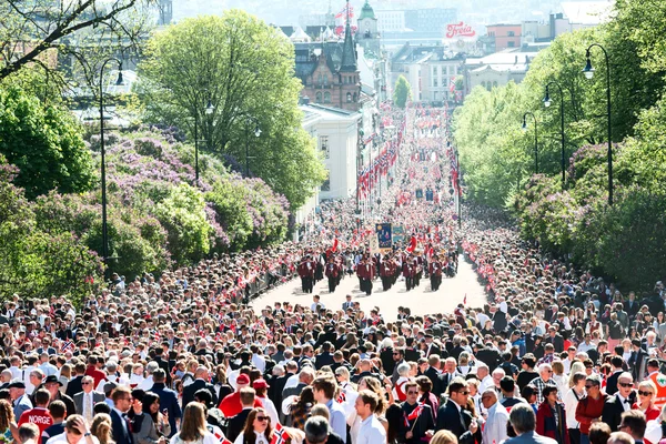 17 мая Парад норвеев на улице — стоковое фото