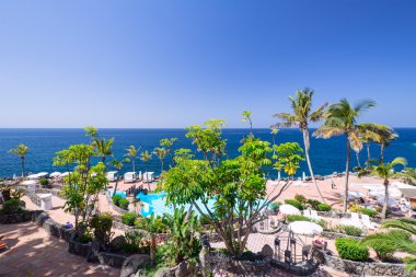 tenerife kıyısında küçük bir köy