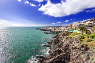 tenerife kıyısında küçük bir köy