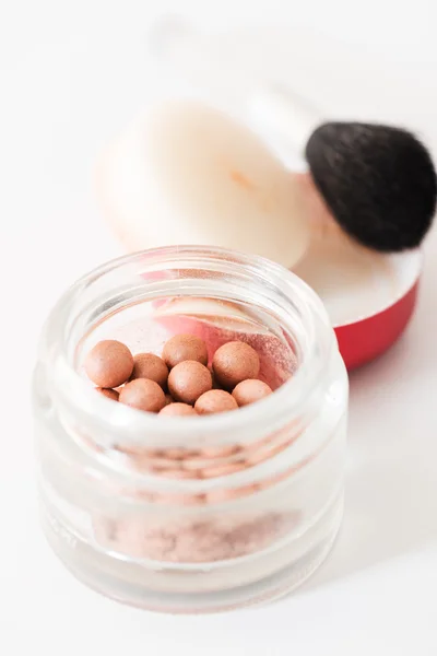 Bronzing pearls and makeup brush — Stock Photo, Image