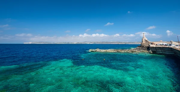 Porto di Marfa con Isola di Gozo — Foto Stock