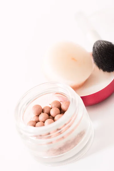 Bronzing pearls and makeup brush — Stock Photo, Image