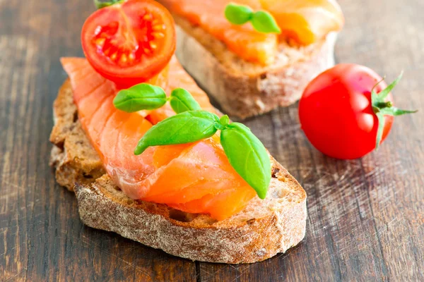 Salmon sandwich — Stock Photo, Image