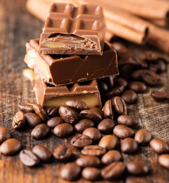 Čokolády a kávová zrna — Stock fotografie