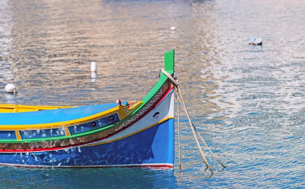 Barca tradizionale dei pescatori nella baia di Spinola — Foto Stock