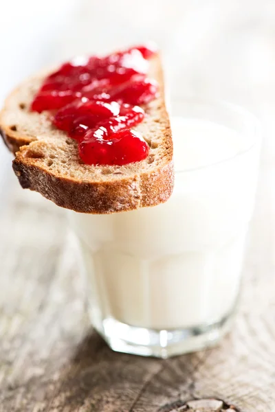 Pan con mermelada y leche — Foto de Stock