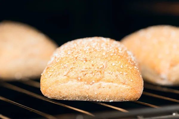 Печь хлеба — стоковое фото