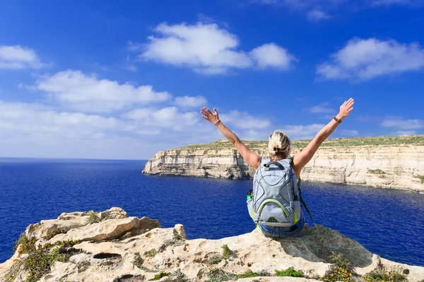 Woman looking at coast line — Stock Photo, Image