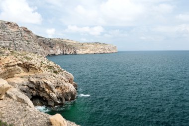 Gozo Adası mağaralar ve kayalıklarla