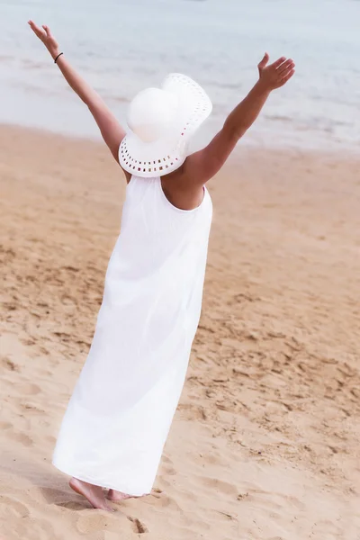 Barefoot girl on beach — Stock Photo, Image