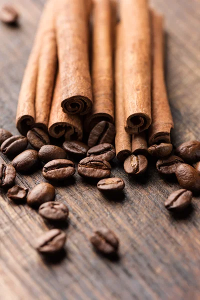 Koffie en kaneelstokjes — Stockfoto
