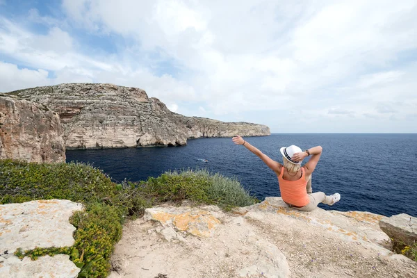 Blond over ocean — Stock Photo, Image