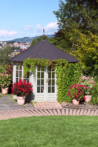 Veranda in tuin — Stockfoto